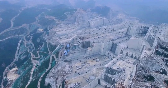 福建巨无霸石材矿山：壮丽景色惊艳眼球，自然之美震撼人心！