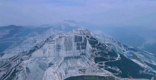 福建巨无霸石材矿山：壮丽景色惊艳眼球，自然之美震撼人心！
