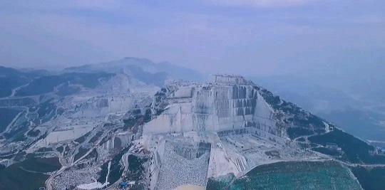 福建巨无霸石材矿山：壮丽景色惊艳眼球，自然之美震撼人心！