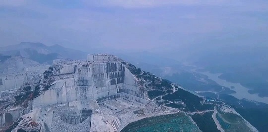 福建巨无霸石材矿山：壮丽景色惊艳眼球，自然之美震撼人心！