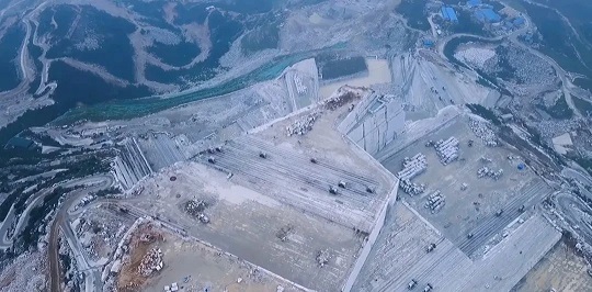 福建巨无霸石材矿山：壮丽景色惊艳眼球，自然之美震撼人心！