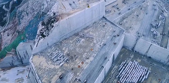 福建巨无霸石材矿山：壮丽景色惊艳眼球，自然之美震撼人心！