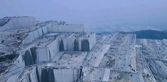 福建巨无霸石材矿山：壮丽景色惊艳眼球，自然之美震撼人心！