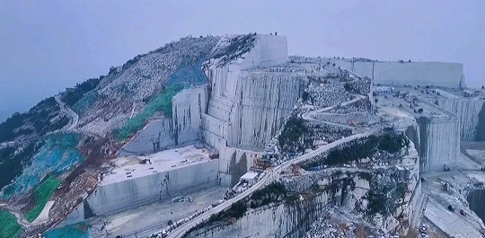 福建巨无霸石材矿山：壮丽景色惊艳眼球，自然之美震撼人心！