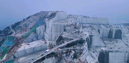 福建巨无霸石材矿山：壮丽景色惊艳眼球，自然之美震撼人心！