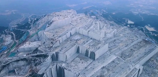 福建巨无霸石材矿山：壮丽景色惊艳眼球，自然之美震撼人心！