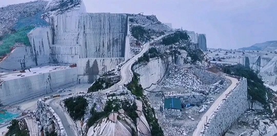 福建巨无霸石材矿山：壮丽景色惊艳眼球，自然之美震撼人心！