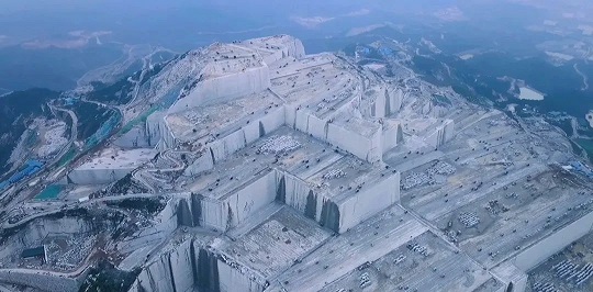 福建巨无霸石材矿山：壮丽景色惊艳眼球，自然之美震撼人心！