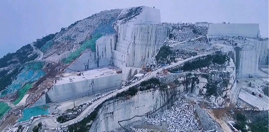 福建巨无霸石材矿山：壮丽景色惊艳眼球，自然之美震撼人心！