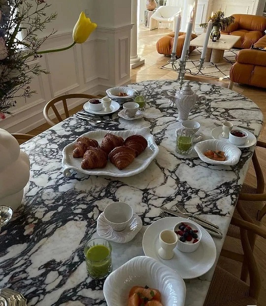 餐桌纠结大理石还是岩板？把优缺点排列出来