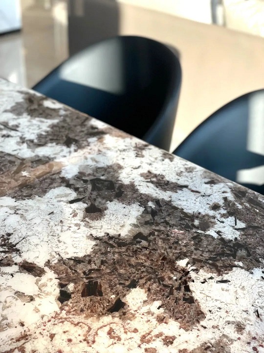 微信图片_20230928150323.jpg 石材餐桌VS岩板餐桌,该选哪个?优缺点对比