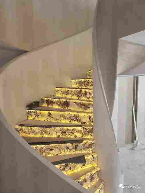 光与奢石的偶然相遇，会产生什么样的奇妙反应？