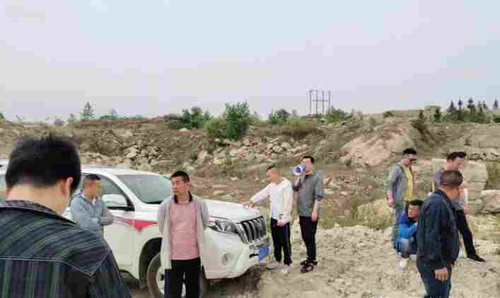 吴山镇开启新一轮“石材矿山生态修复补植补种”模式