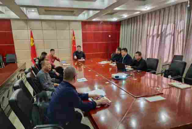 乌拉特中旗自然资源局对4家石材矿山企业进行集体约谈