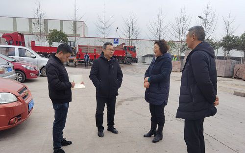 聚焦产业提升，荥经县委常委、政法委书记王骞深入石材产业园调研