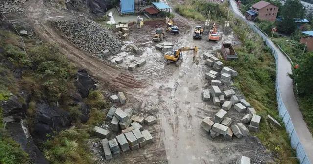四川达州通川区青石矿山非法开采污水直排严重污染环境