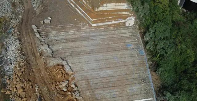 四川达州通川区青石矿山非法开采污水直排严重污染环境