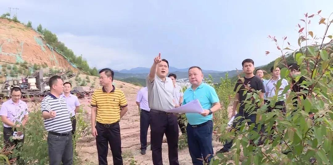 岑溪市委书记罗伟雄调研花岗岩矿山整改工作,推动石材产业高质量发展。 岑溪市委书记罗伟雄调研花岗岩矿山整改工作,推动石材产业高质量发展。