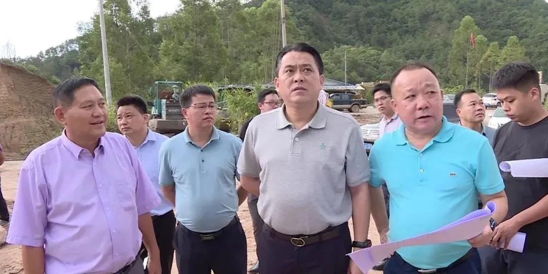 岑溪市委书记罗伟雄调研花岗岩矿山整改工作,推动石材产业高质量发展。 岑溪市委书记罗伟雄调研花岗岩矿山整改工作,推动石材产业高质量发展。