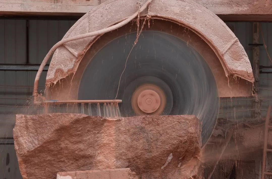 四川雅安荥经“点石成金”培育两大百亿产业！