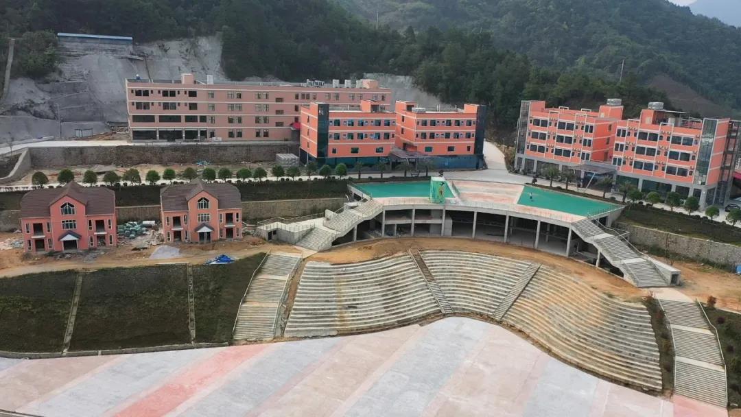 废弃矿山变身“足球小镇”，预计实现营收20亿元