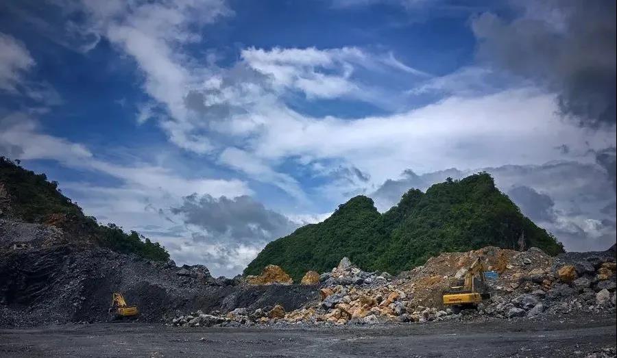 湖北省黄石市大力拆除开山塘口废弃采掘设备 提升矿山修复质量