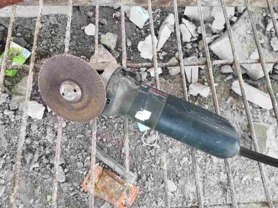 当场死亡！又是砂轮机事故：不装防护罩的砂轮机就是杀人机！石材行业注意防护！