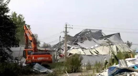 随州曾都区政府开展对何店宝瑞石场违规建筑及机械设备拆除行动