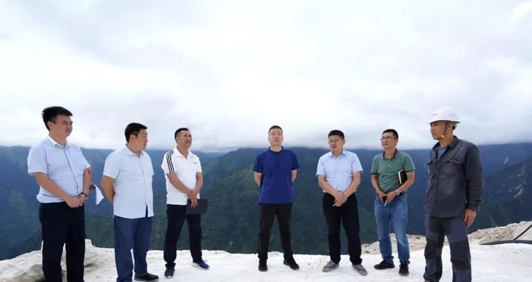 县委书记冯俊涛率队赴锅巴岩汉白玉矿区,现场督导汉白玉矿山生态修复工作 县委书记冯俊涛率队赴锅巴岩汉白玉矿区,现场督导汉白玉矿山生态修复工作