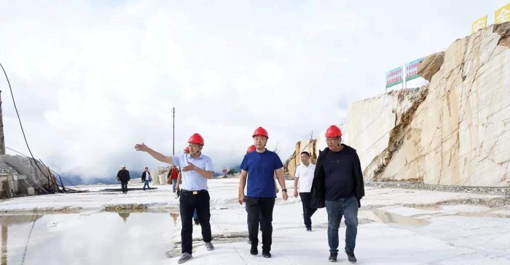县委书记冯俊涛率队赴锅巴岩汉白玉矿区,现场督导汉白玉矿山生态修复工作 县委书记冯俊涛率队赴锅巴岩汉白玉矿区,现场督导汉白玉矿山生态修复工作