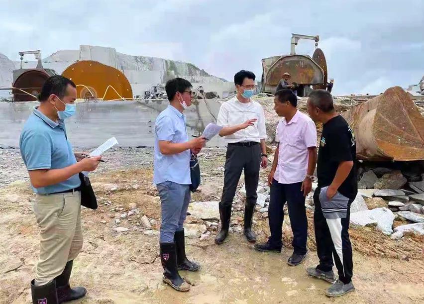 麻城市纪委监委：盯住石材企业“烦心事” 用心用情解难题