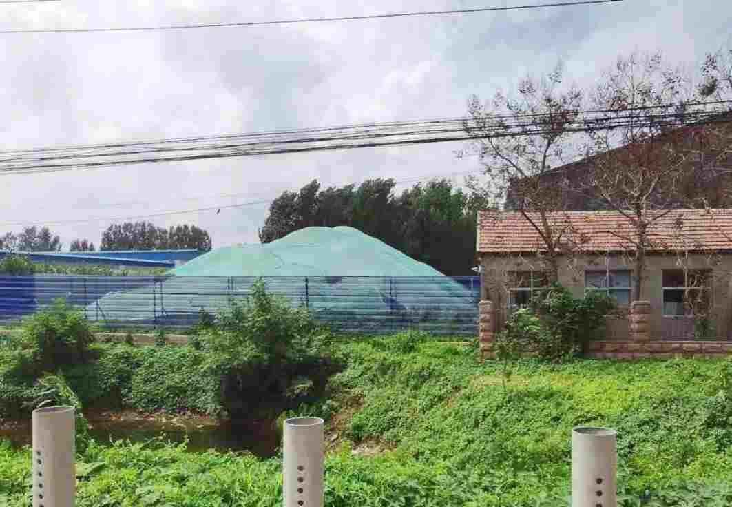 莒县龙山镇三家石材厂存在扬尘污染问题，被立案处罚！