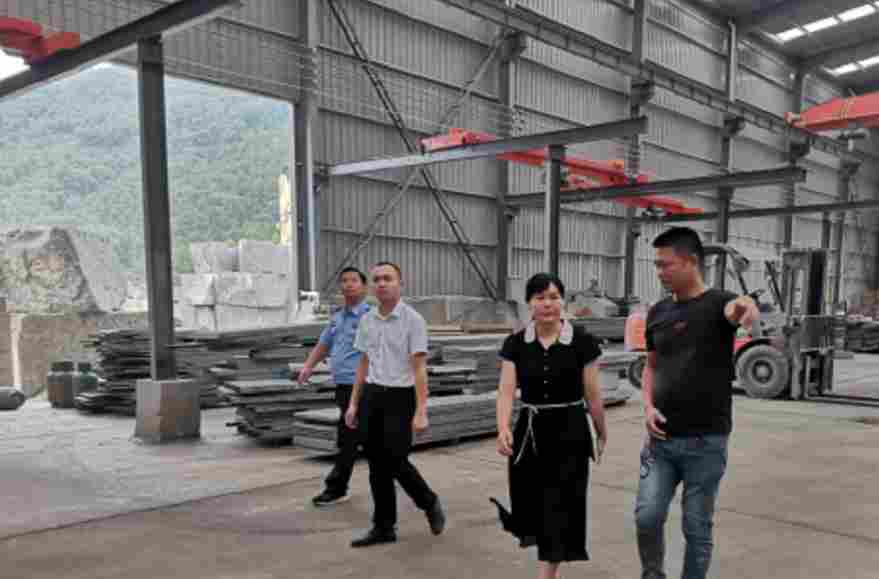 钟山县花山乡开展对矿山、石材加工企业的安全生产巡查工作 钟山县花山乡开展对矿山、石材加工企业的安全生产巡查工作