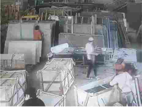 这种倒板砸人的事故是不该发生的! 这种倒板砸人的事故是不该发生的!