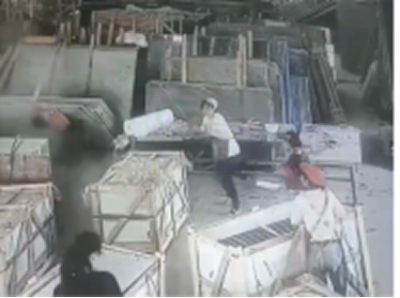 这种倒板砸人的事故是不该发生的! 这种倒板砸人的事故是不该发生的!