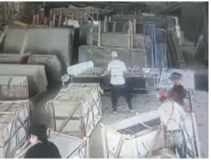 这种倒板砸人的事故是不该发生的! 这种倒板砸人的事故是不该发生的!