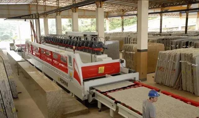 这种倒板砸人的事故是不该发生的! 这种倒板砸人的事故是不该发生的!