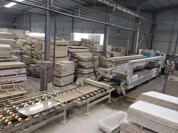 这种倒板砸人的事故是不该发生的! 这种倒板砸人的事故是不该发生的!