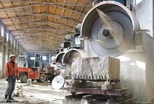 这种倒板砸人的事故是不该发生的! 这种倒板砸人的事故是不该发生的!