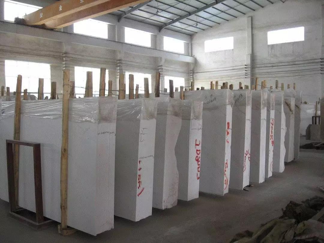 这种倒板砸人的事故是不该发生的! 这种倒板砸人的事故是不该发生的!