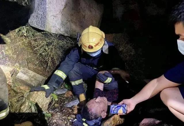 麻城白鸭山1拉石材大货车翻车，货车起火，司机身受重伤