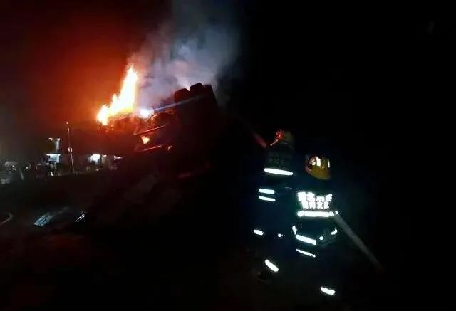 麻城白鸭山1拉石材大货车翻车，货车起火，司机身受重伤