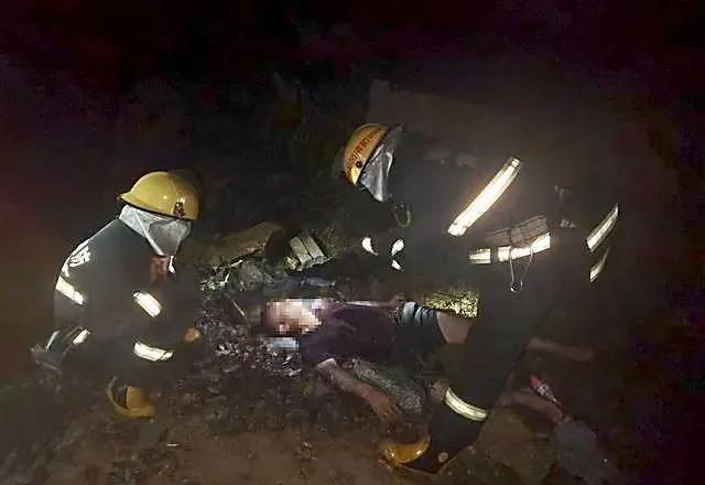 麻城白鸭山1拉石材大货车翻车,货车起火,司机身受重伤 麻城白鸭山1拉石材大货车翻车,货车起火,司机身受重伤