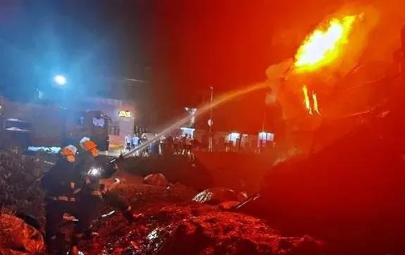 麻城白鸭山1拉石材大货车翻车，货车起火，司机身受重伤