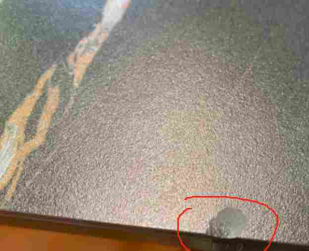 岩板的致命缺陷：爆边，快发给你的客户看吧，还会犹豫选择天然石材吗？