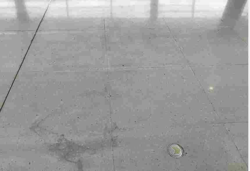 假如石材行业低价中标横行，后果就如同漫画中的这个坑？