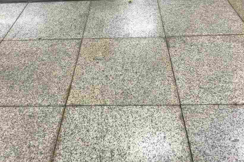 假如石材行业低价中标横行，后果就如同漫画中的这个坑？