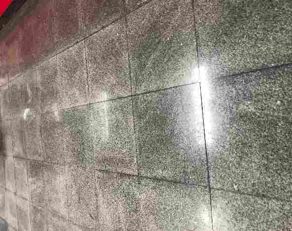 假如石材行业低价中标横行，后果就如同漫画中的这个坑？