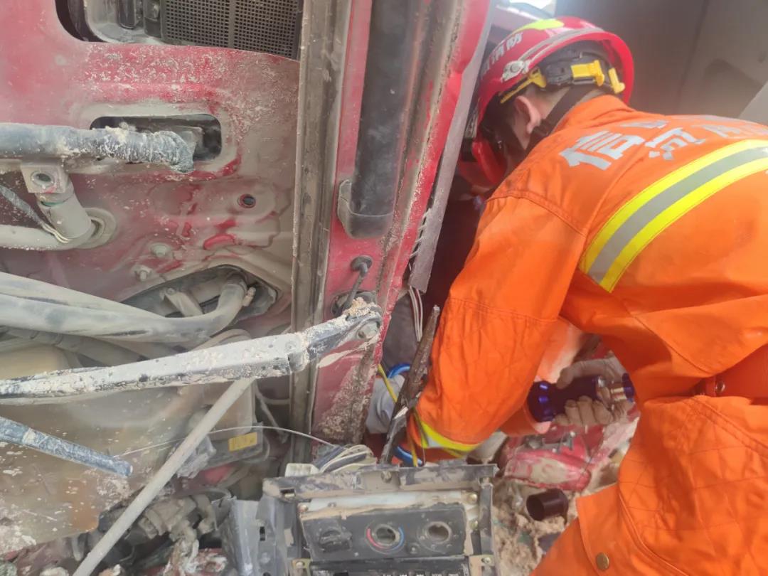 河南罗山一石材厂发生交通事故,司机多处骨折! 河南罗山一石材厂发生交通事故,司机多处骨折!