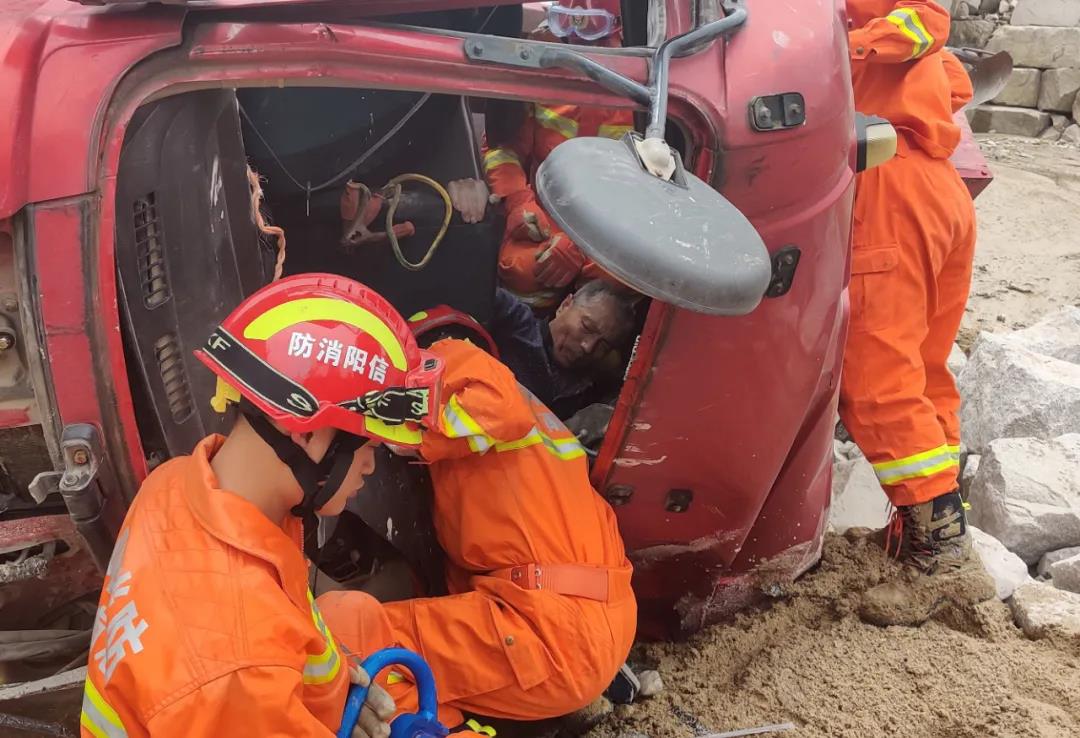 河南罗山一石材厂发生交通事故,司机多处骨折! 河南罗山一石材厂发生交通事故,司机多处骨折!